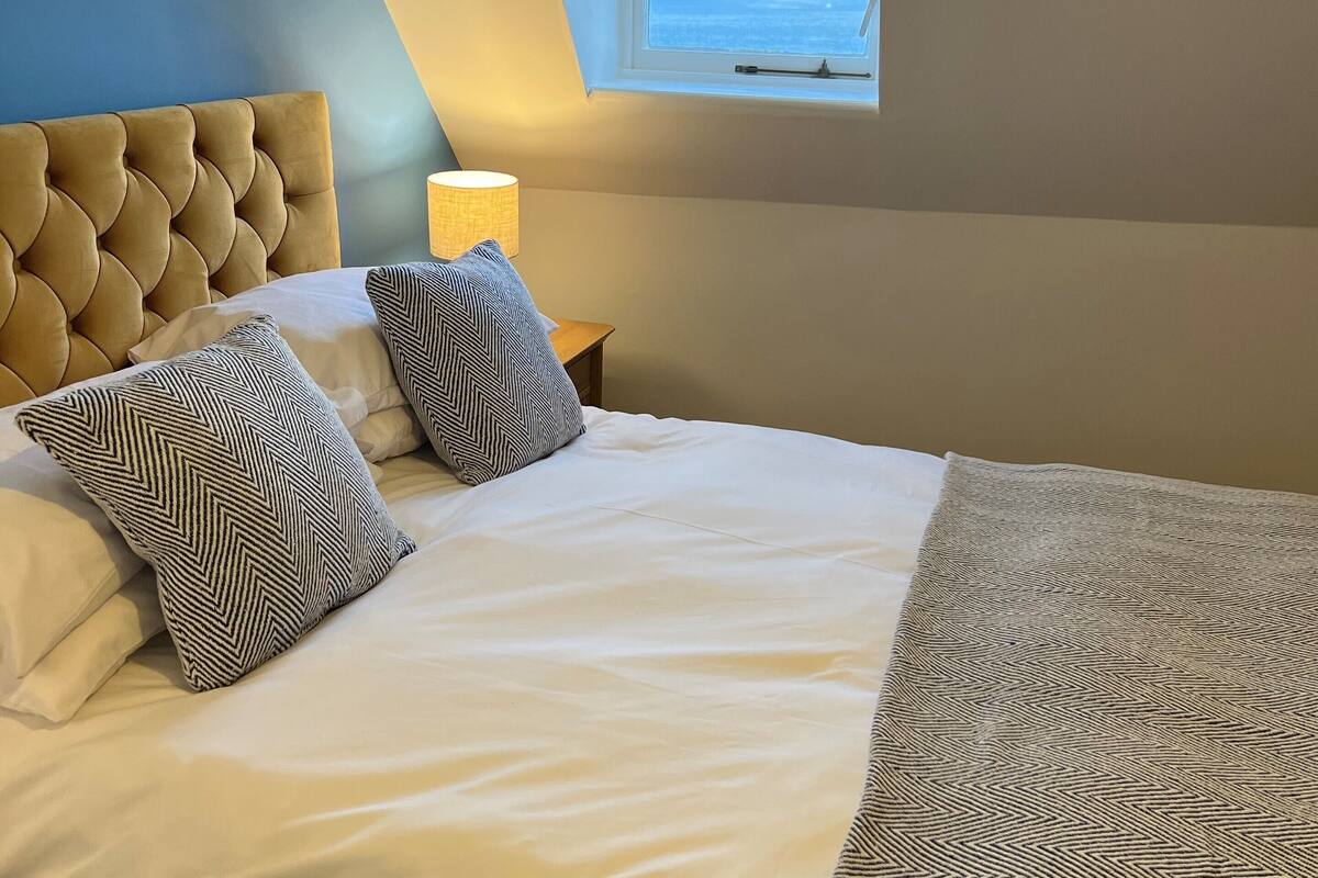 classic double room, ensuite, partial sea view | 1 bedroom, free wifi, bed sheets