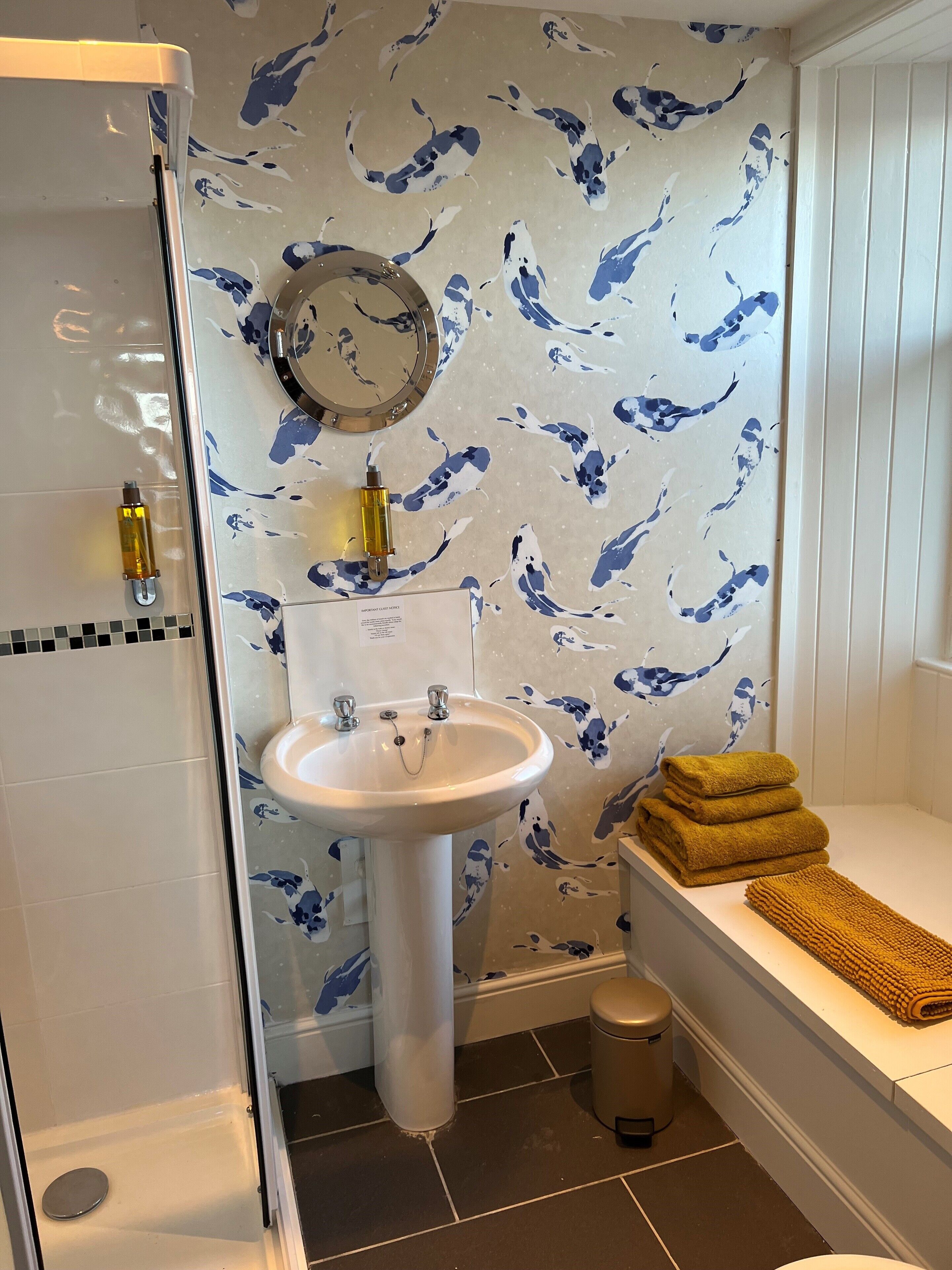 superior double room, 1 king bed, ensuite, sea view | bathroom | free toiletries, hair dryer, towels