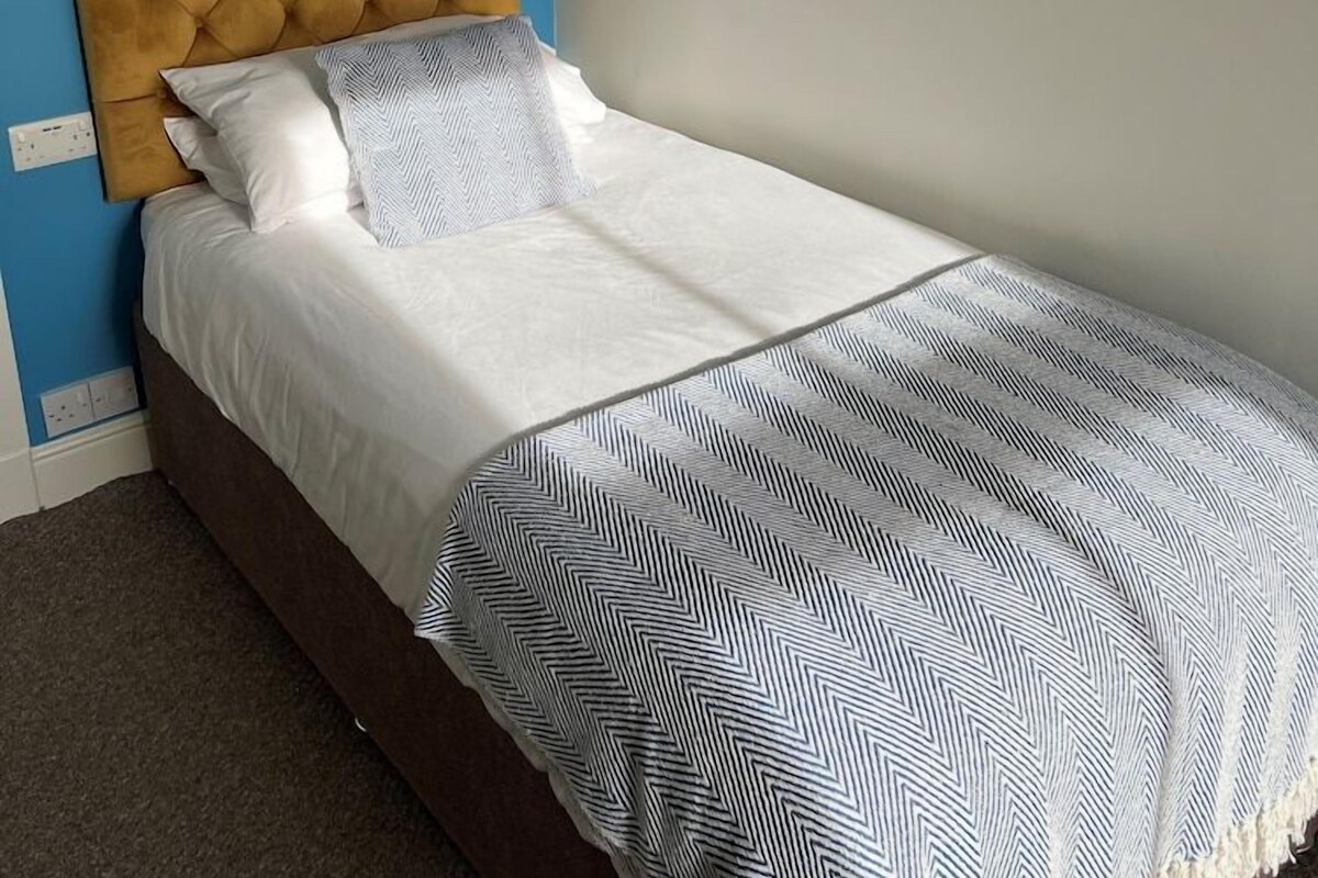 WiFi (free), bed sheets