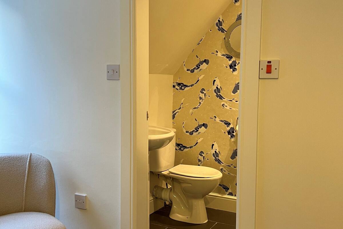 classic single room, ensuite | bathroom | free toiletries, hair dryer, towels