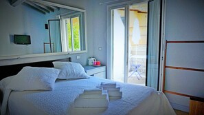 Memory foam beds, minibar, individually decorated - Buonanotte Colosseo (Rome)