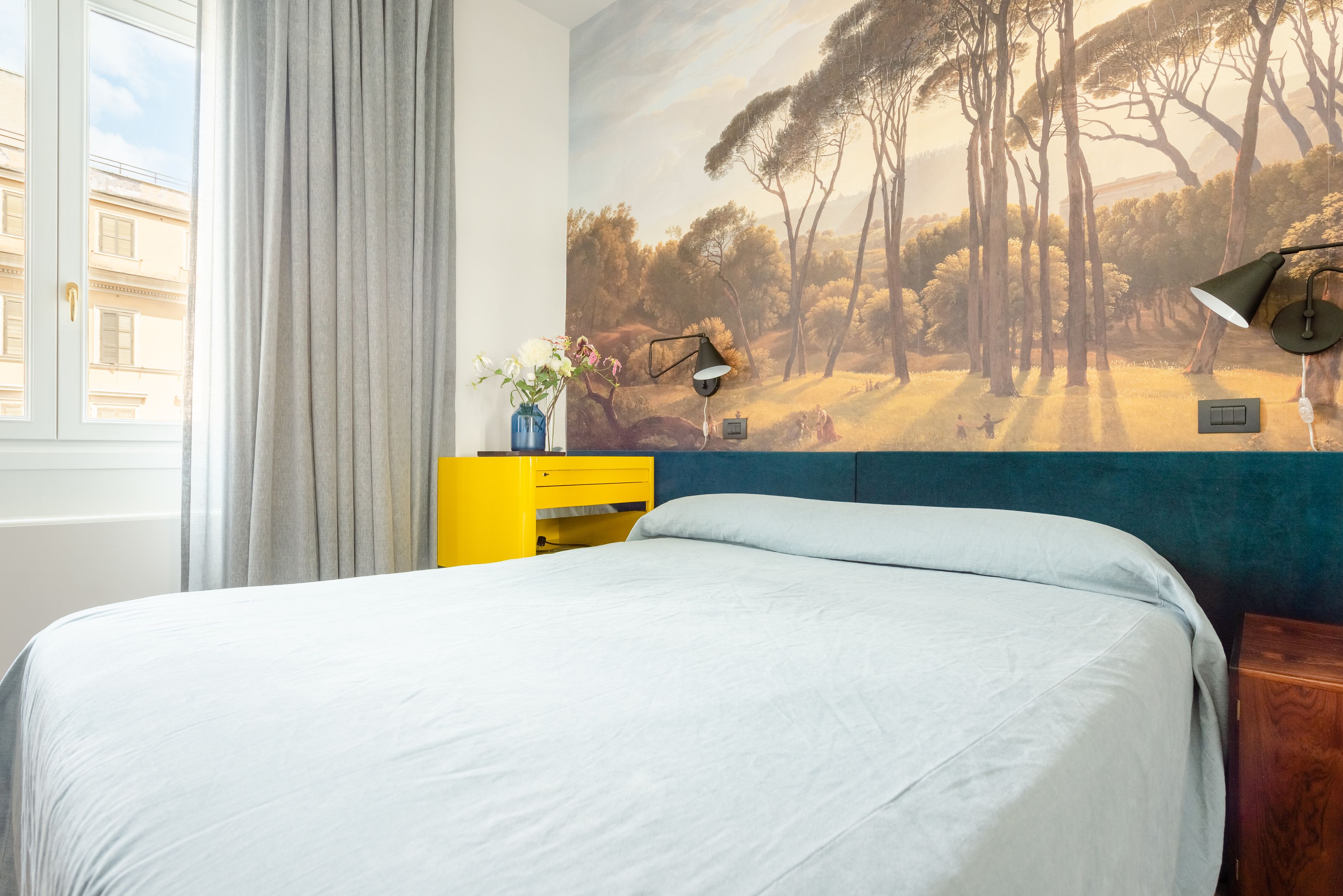 أسرّة بإسفنج يتكيف مع شكل الجسم وميني بار وبديكورات فريدة لكل غرفة