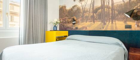 Matelas mémoire de forme, minibar, décoration personnalisée