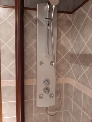 Apartment, 2 Bedrooms (Tomillo) | Bathroom shower - Apart Rurales Esencias De La Alcarria (Hueva)