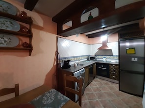 Apartamento, 2 quartos (Romero) | Cozinha privada | Geladeira grande, micro-ondas, cooktop, lava-louças