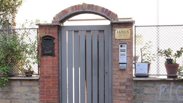 A gated entrance with a sign reading "IANUS". - Ianus Guest House (Rome)