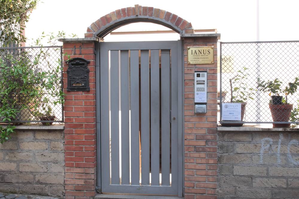 Ianus Guest House