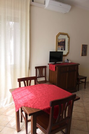 Triple Room | Soundproofing, iron/ironing board, free WiFi, bed sheets - Ianus Guest House (Rome)