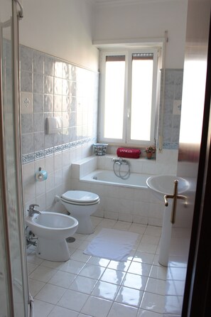 Habitació quàdruple | Bany | Articles de tocador gratuïts, assecador de cabells, bidet i tovalloles 