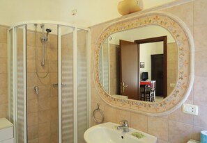 Free toiletries, hair dryer, bidet, towels - Ianus Guest House (Rome)