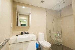 Luxe appartement, 2 slaapkamers, toegang tot zwembad, uitzicht op de stad | Badkamer | Een douche, een regendouche, gratis toiletartikelen, een haardroger