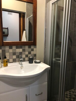 Shower, free toiletries, hair dryer, towels - Cornerstone B&B (Moqhaka)