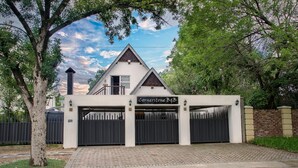Un edificio con un letrero que dice "Cornerstone B&B" y una entrada con portón.