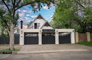 Um edifício com uma placa que diz "Cornerstone B&B" e uma entrada com portão.