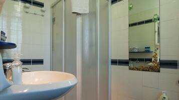 Ducha, artículos de higiene personal gratuitos, secador de pelo y bidé