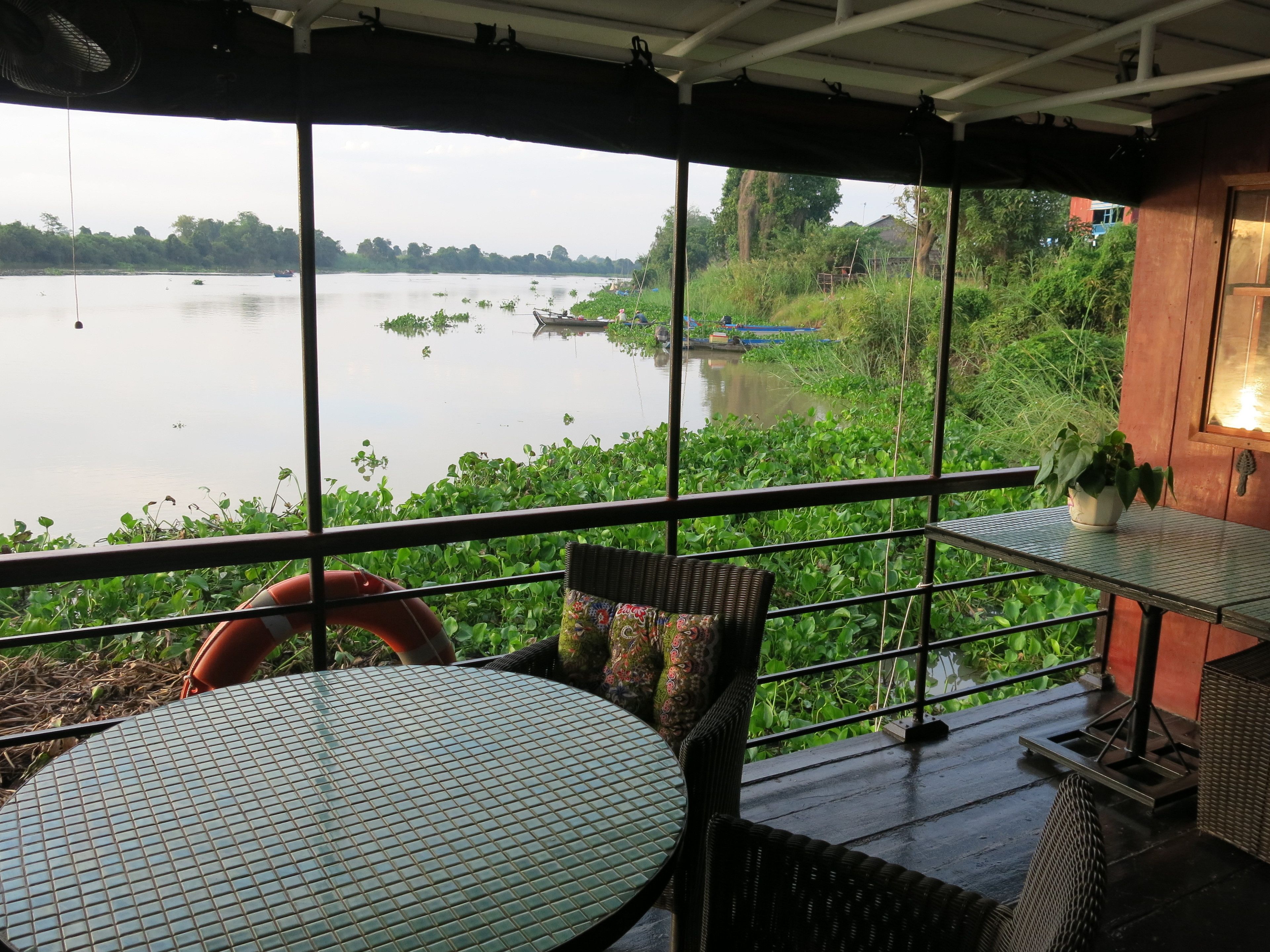 Frukost och lunch serveras, njut av de goda smakerna från lokala rätter.