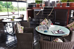 Se sirven desayunos, almuerzos, cenas y cocina local