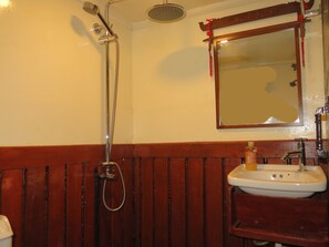 Traditional-Zimmer, 1 King-Bett, eigenes Bad, Flussblick | Badezimmer | Dusche, Designer-Toilettenartikel