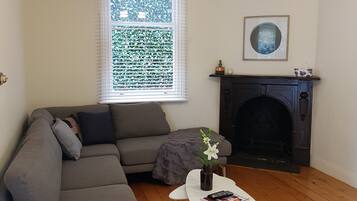 Hus - 2 sovrum | Vardagsrum | Platt-tv, eldstad och dvd-spelare