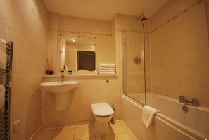 Duschwanne, kostenlose Toilettenartikel, Handtücher