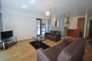 Appartamento, 2 camere da letto, balcone | Soggiorno | TV a schermo piatto