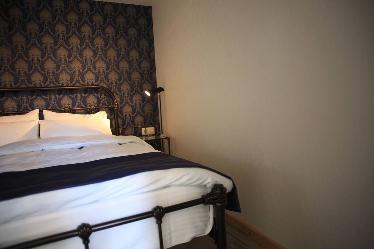 In-room safe, soundproofing, iron/ironing board, free WiFi