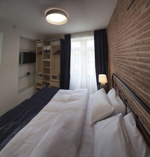 In-room safe, soundproofing, iron/ironing board, free WiFi