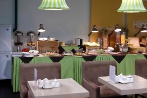 Daily buffet breakfast (RUB 600 per person)