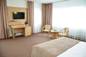 Een bureau, verduisterende gordijnen, geluiddichte muren