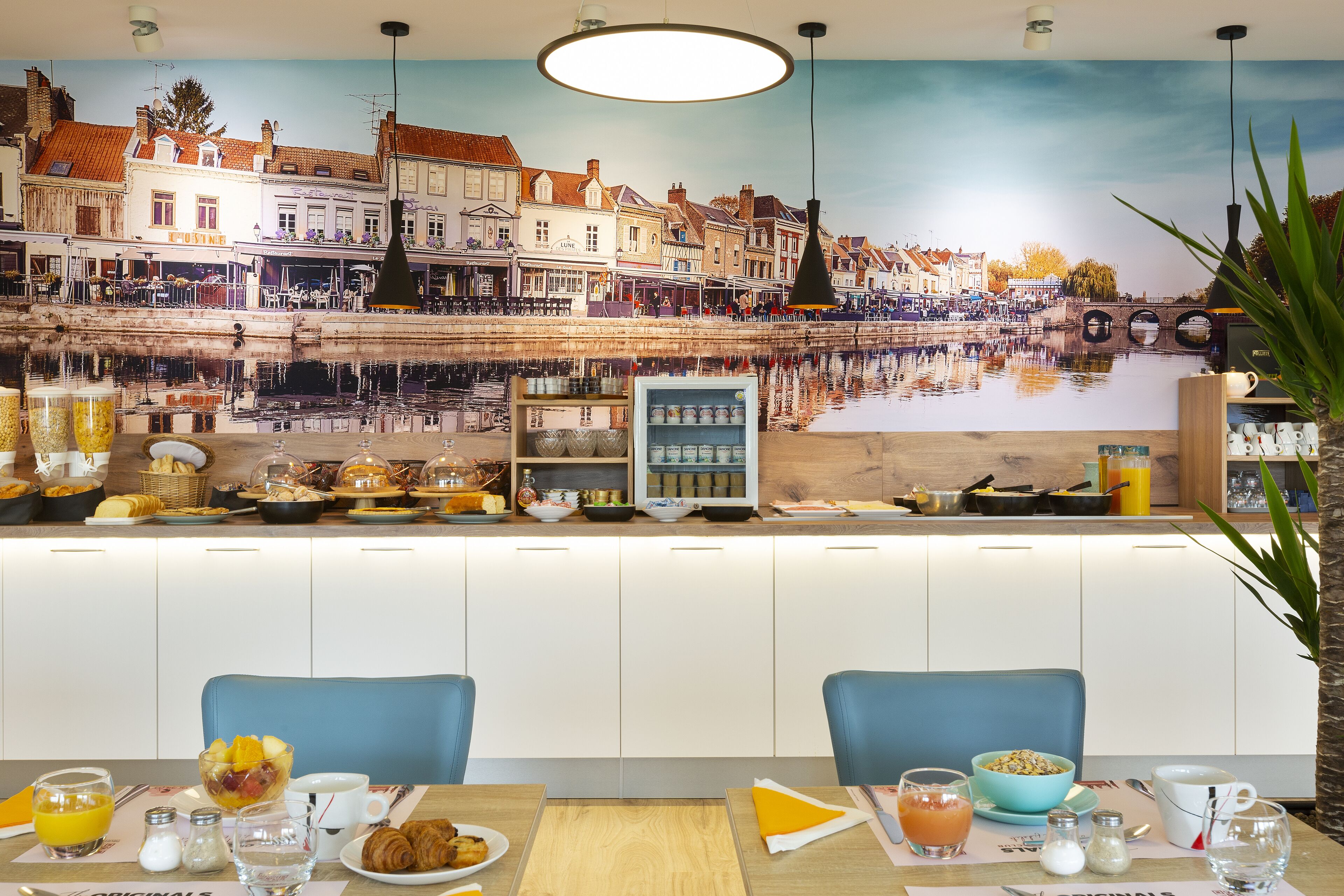 Daily cooked-to-order breakfast (EUR 12.50 per person)