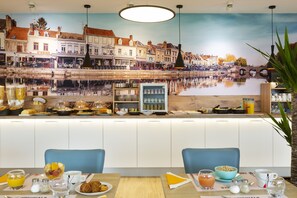 Daily cooked-to-order breakfast (EUR 12.50 per person)