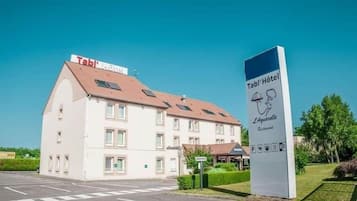 Un hôtel appelé Tabl'Hotel, avec une enseigne indiquant qu'il s'agit également d'un restaurant.