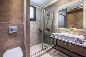 Een douche, handdoeken