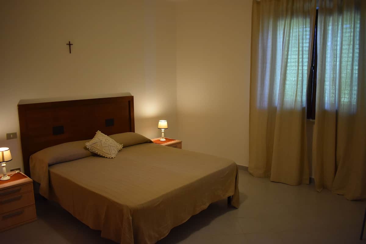Appartamento Comfort, 1 camera da letto, patio (Erica) | Una scrivania, tende oscuranti, ferro/asse da stiro