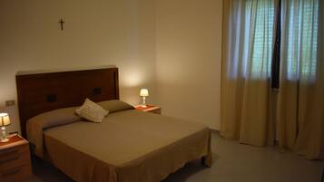 Escritorio, cortinas blackout y tabla de planchar con plancha