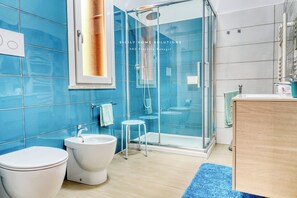 Ducha, secador de pelo, bidet, toallas