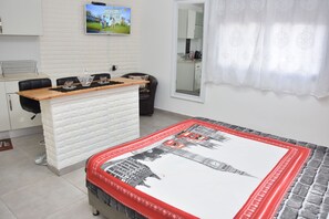 Classic Studio | Premium bedding, desk, iron/ironing board, free WiFi - Sweet Dreams Apartment (Tiberias)