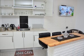 Studio classique | Cuisinette privée | Réfrigérateur grande capacité avec congélateur, four à micro-ondes