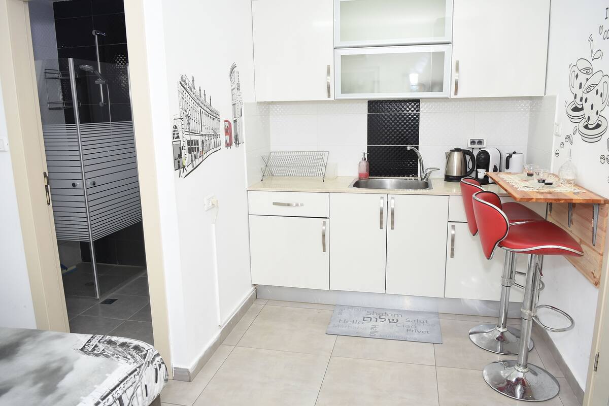 Studio | Premium bedding, desk, iron/ironing board, WiFi (free)
