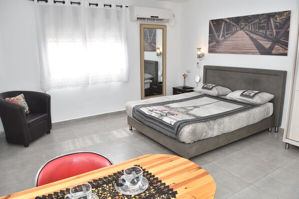 Deluxe Studio | Premium bedding, desk, iron/ironing board, free WiFi - Sweet Dreams Apartment (Tiberias)