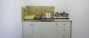 Fridge, stovetop, electric kettle, cookware/dishes/utensils - Corfu Room (Corfu)