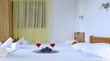1 bedroom, Egyptian cotton sheets, premium bedding, in-room safe