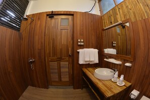 Deluxe-Zimmer, Gartenblick | Badezimmer | Dusche, kostenlose Toilettenartikel, Haartrockner, Handtücher