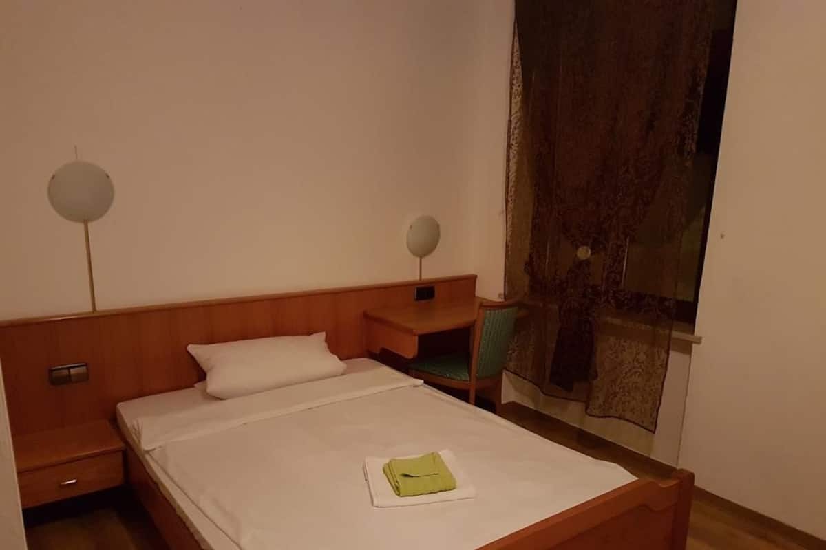 Een bureau, een strijkplank/strijkijzer, gratis wifi, beddengoed