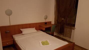 Schreibtisch, Bügeleisen/Bügelbrett, kostenloses WLAN, Bettwäsche