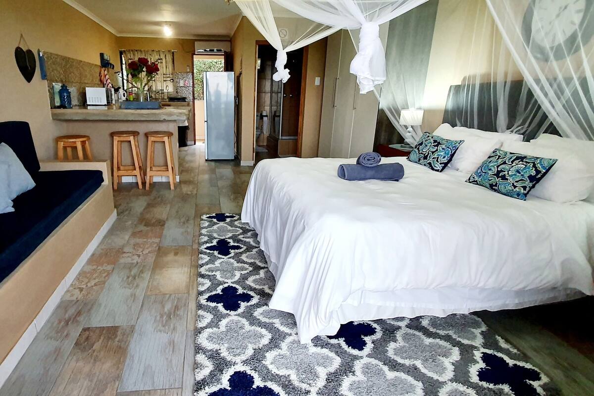 Deluxe Studio | Iron/ironing board, WiFi (free), bed sheets