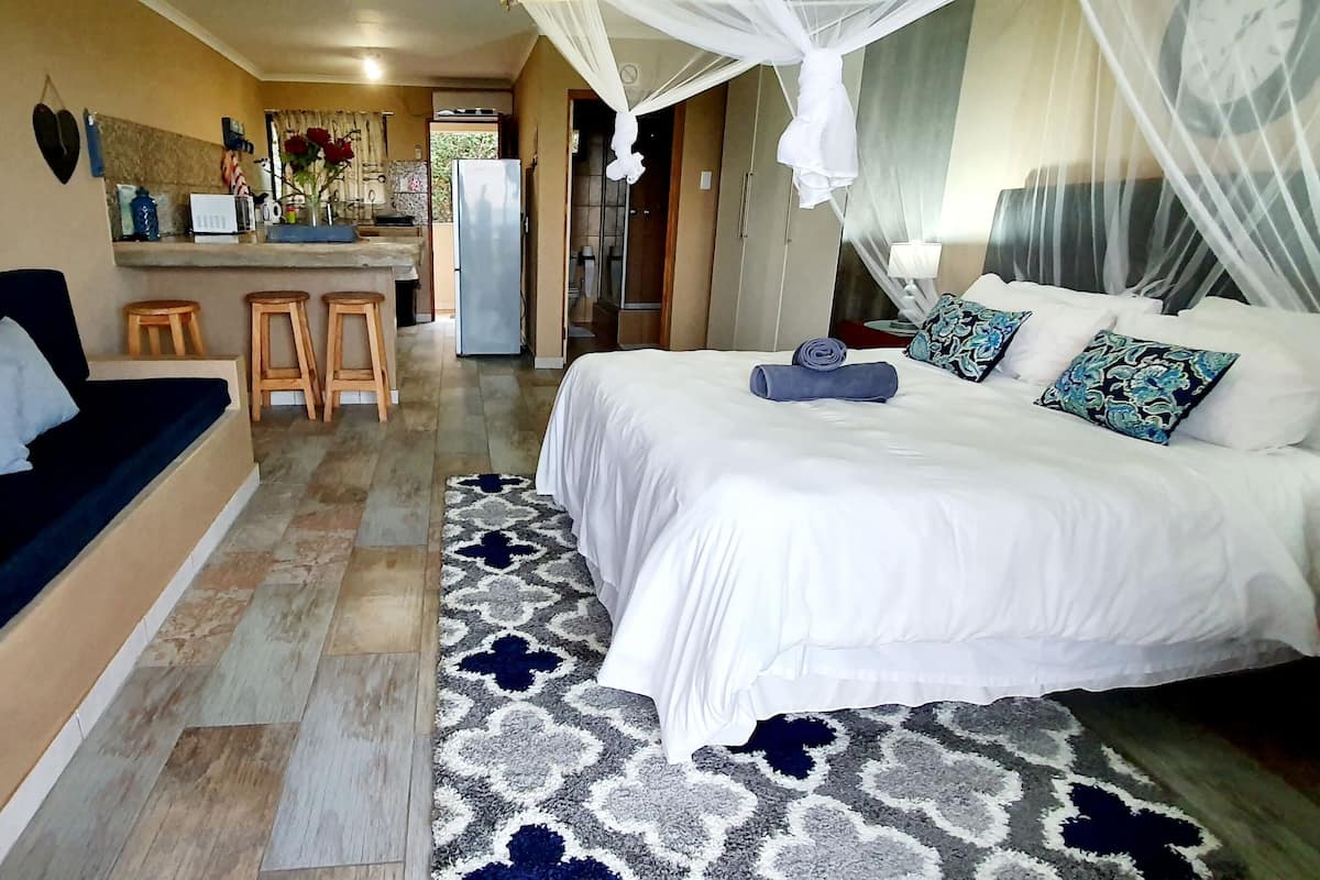 Deluxe Studio | Iron/ironing board, free WiFi, bed sheets