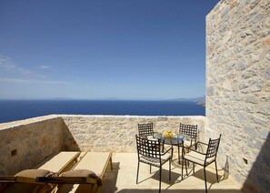 Suite – junior, 1 soverom, spabadekar, sjøutsikt | Minibar, safe på rommet, skrivebord og wi-fi (inkludert)