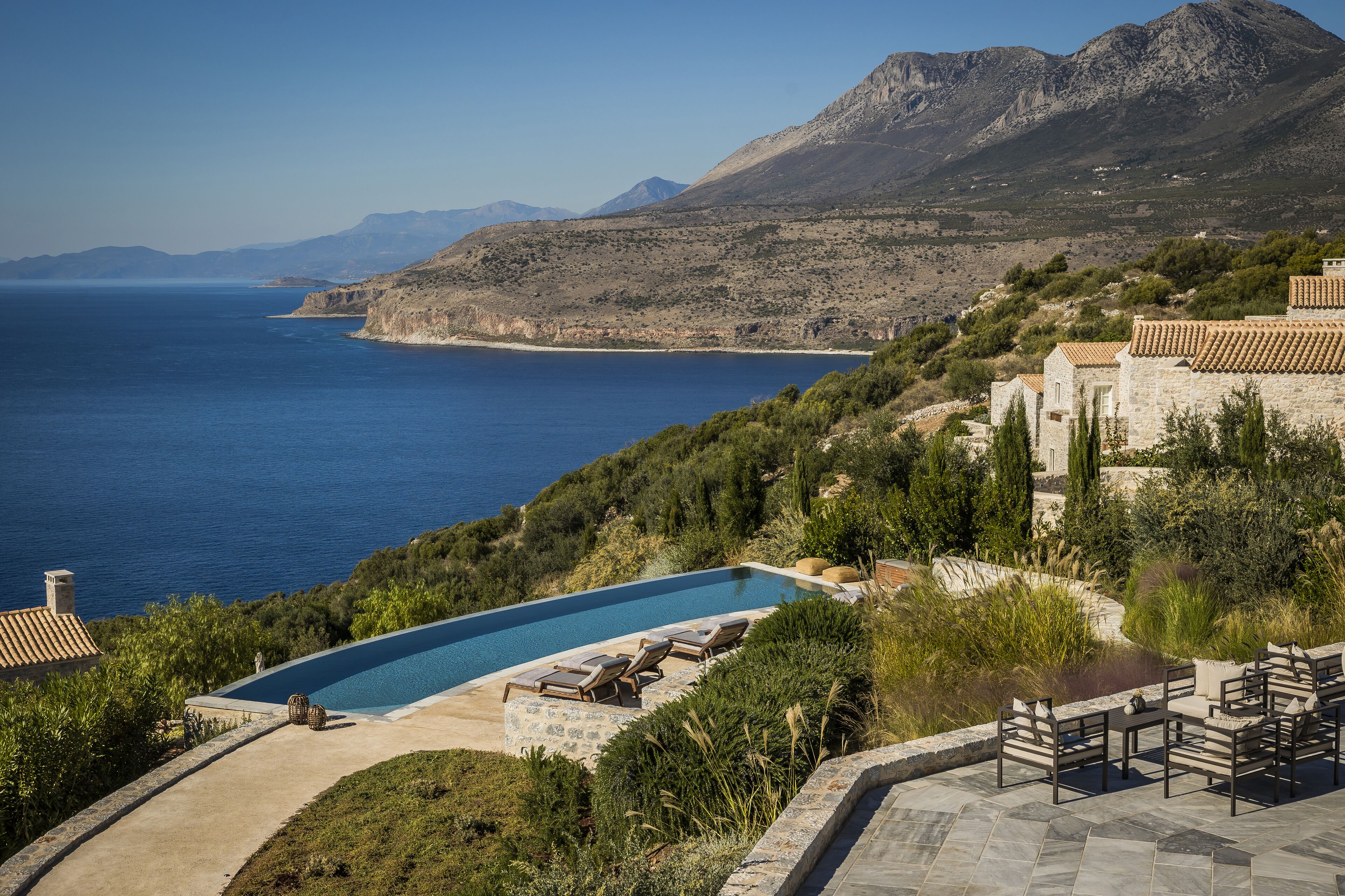 Una piscina techada, sillones reclinables de piscina