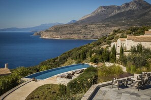 Innendørsbasseng og solsenger